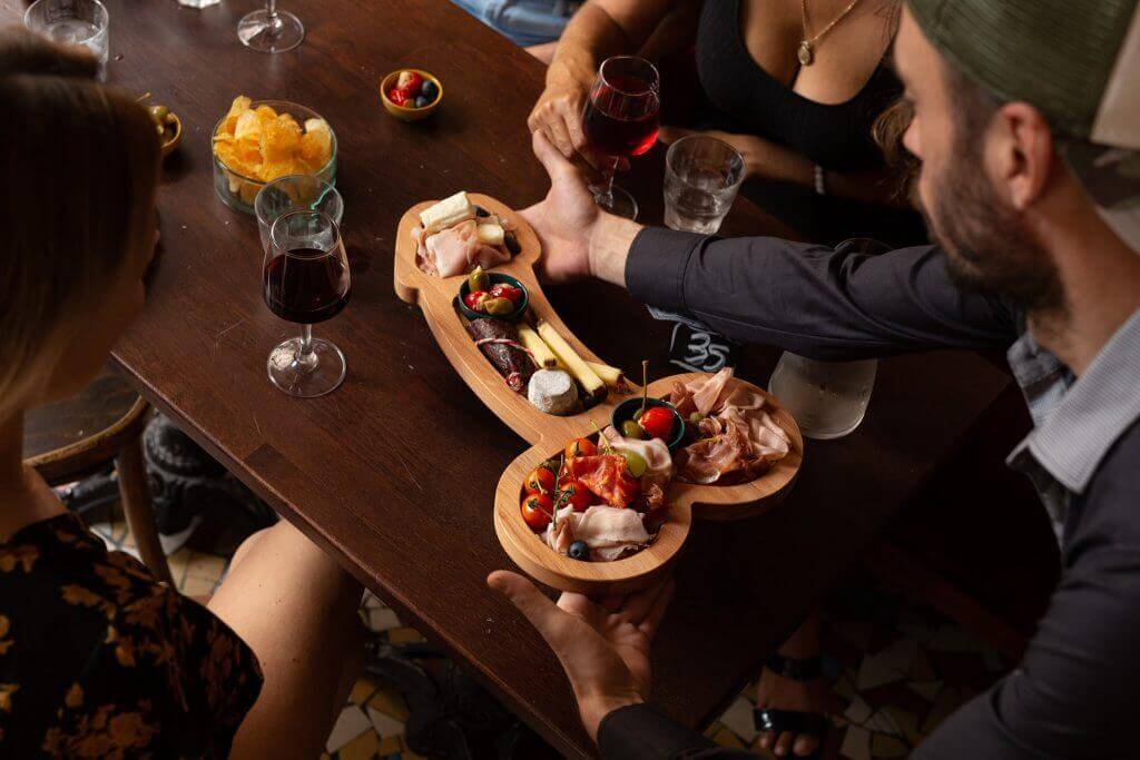 Planche apéro bois en forme de pénis